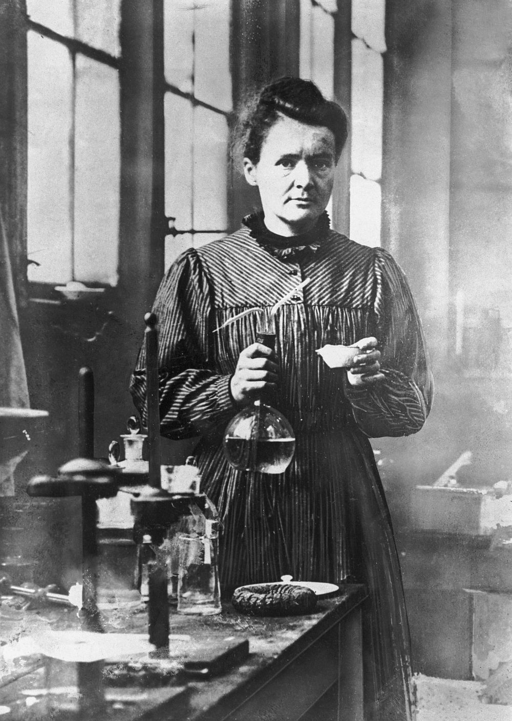 <strong>1. Мария Кюри - (1867 - 1934) </strong><br>
<br>
Майката на съвременната физика Мария Склодовска-Кюри оглави списък с жени, които са повлияли най-много върху световната история. Склодовска-Кюри е първата жена, удостоена с Нобелова награда за физика, първата жена, станала професор в Парижкия университет Сорбоната, и първият човек, а не просто жена, който е спечелил втора Нобелова награда, припомни председателката на Британското дружество за история на науките Патриша Фара.