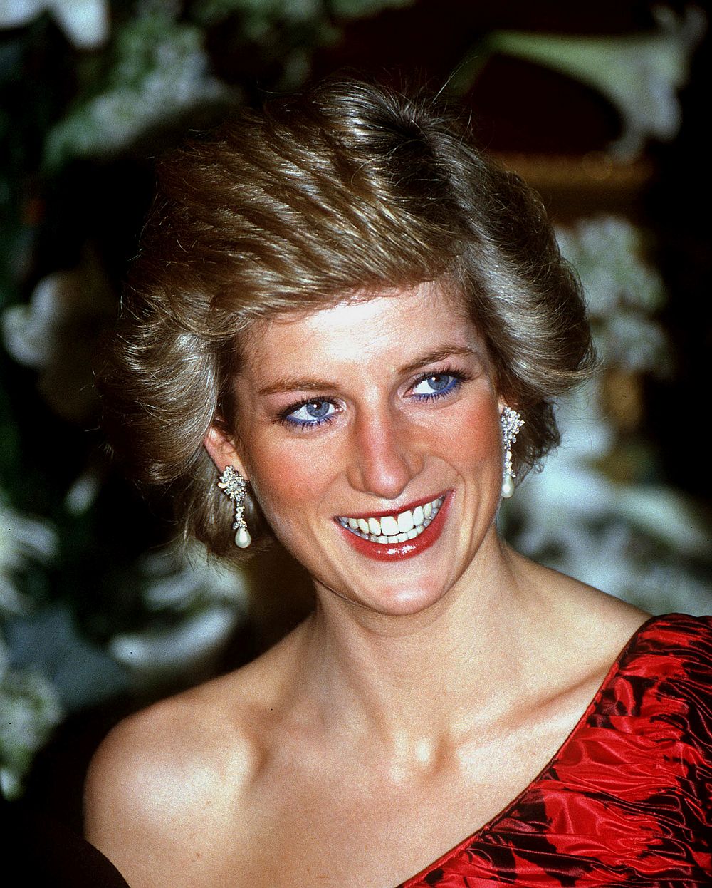<strong>15. Даяна, принцеса на Уелс (1961 – 1997) </strong><br>
<br>
Принцеса Даяна в продължение на 15 години е съпруга на Чарлз, принц на Уелс. Тя е майка на принцовете Уилям и Хари. Наричана „принцеса на народа“ тя е забележителна личност, допринесла за развитието на благотворителността по света с многобройни изяви в тази област. На 31 август 1997 Даяна загива при автомобилна катастрофа в тунел в Париж заедно с Доди ал Файед и техния шофьор Анри Пол.