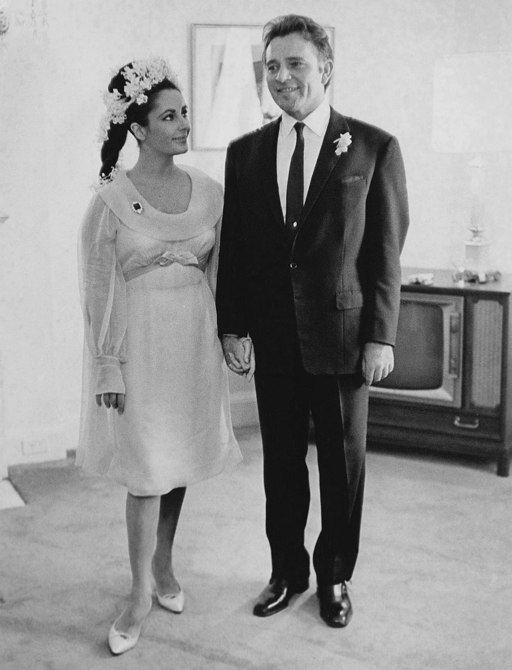 Актьорите Елизабет Тейлър и Ричард Бъртън минават под венчило през 1964 година. Двамата се развеждат десет години по-късно - през 1974 година. На следващата година те отново сключват брак, но се развеждат през 1976 година. На снимката: Елизабет Тейлър и Ричард Бъртън на сватбата им през 1964 година.