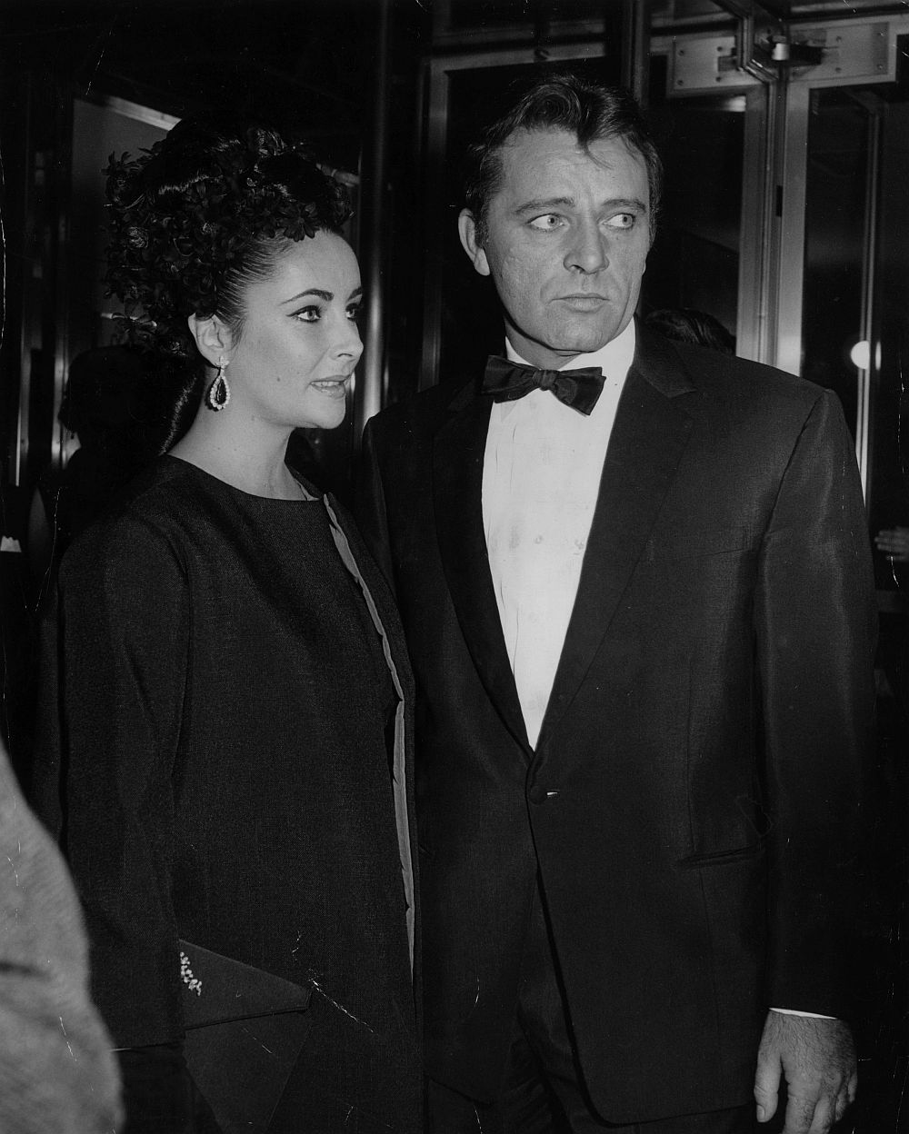 Актьорите Елизабет Тейлър и Ричард Бъртън минават под венчило през 1964 година. Двамата се развеждат десет години по-късно - през 1974 година. На следващата година те отново сключват брак, но се развеждат през 1976 година. На снимката: Елизабет Тейлър и Ричард Бъртън през 1968 година.