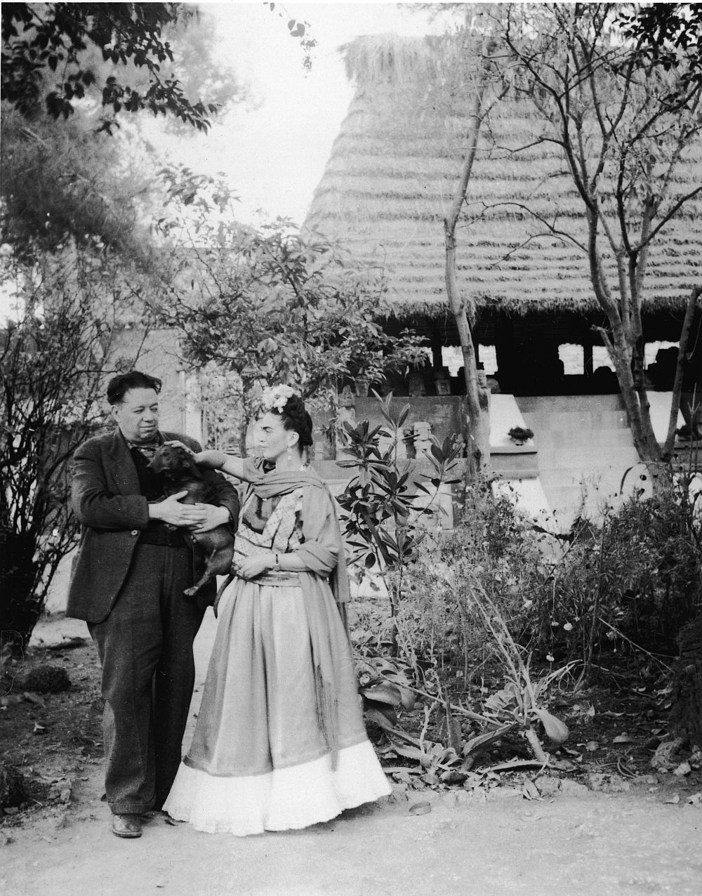 Художничката Фрида Кало се омъжва два пъти за колегата си Диего Ривера. 22-годишната Кало сключва брак с 20 години по-възрастния Ривера през 1929 година. Двамата се разделят през 1939 година. Две години по-късно те отново сключват брак и остават заедно до смъртта на Фрида Кало през 1954 година. На снимката: Фрида Кало и Диего Ривера пред дома им в Мексико сити през 40-те години на двадесети век
