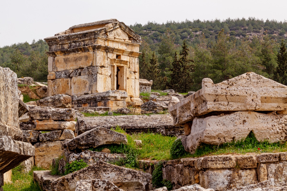 <p>За храма на римския бог Плутон в Турция учени доказват, че не случайно е наречен &quot;врата към смъртта&quot;</p>