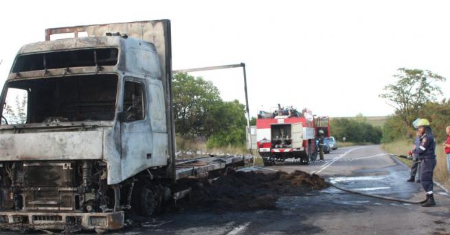 Камион натоварен със сено се самозапали и изгоря напълно на