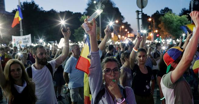 Четвърта поредна вечер Площадът на победата в Букурещ не остана