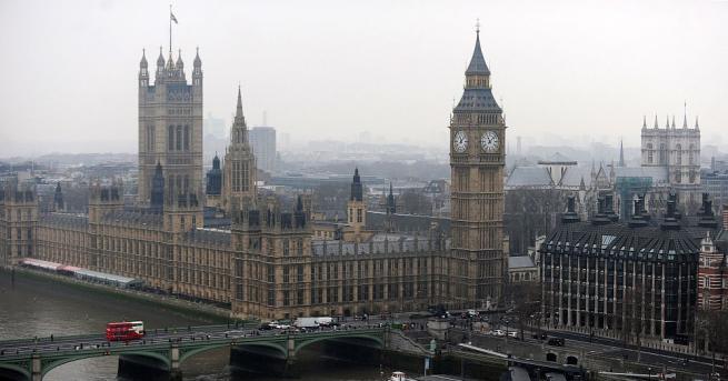 Кола се вряза в огражденията около британския парламент в Лондон