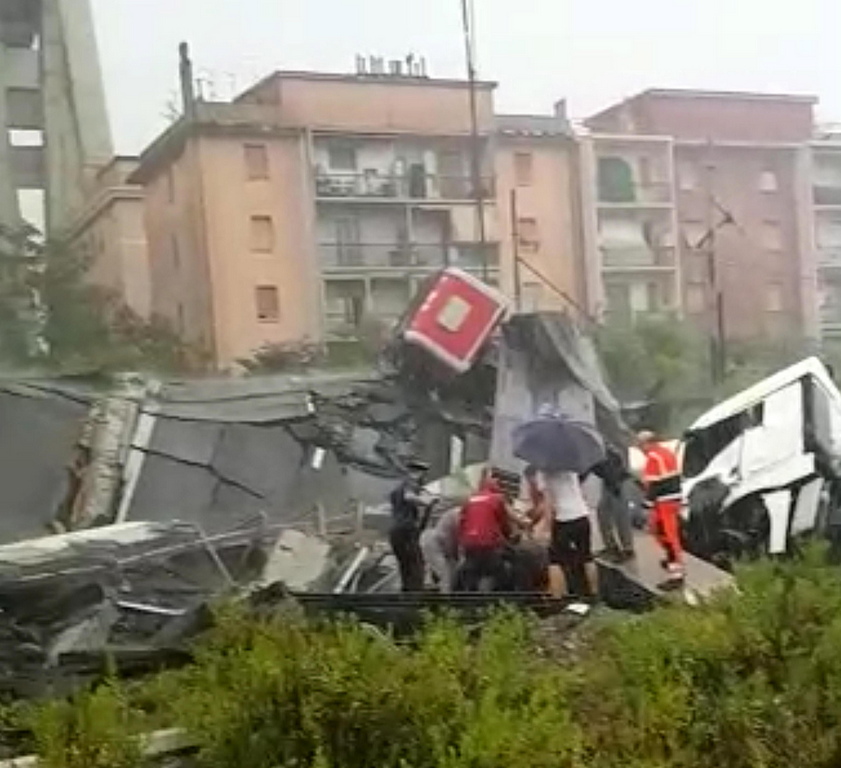Около 13.00 часа българско време се срути мостът „Моранди“, който е част от автомагистрала А10. При срутването му са пострадали десетки коли. Под отломките са затрупани хора. В резултат на инцидента са повредени газови тръби и има изтичане на газ.