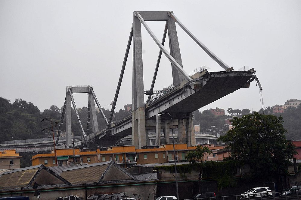 Мост на автомагистрала в Италия рухна близо до град Генуа