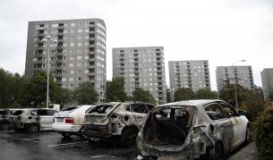 Запалиха 80 коли в Швеция, атаки срещу полицията