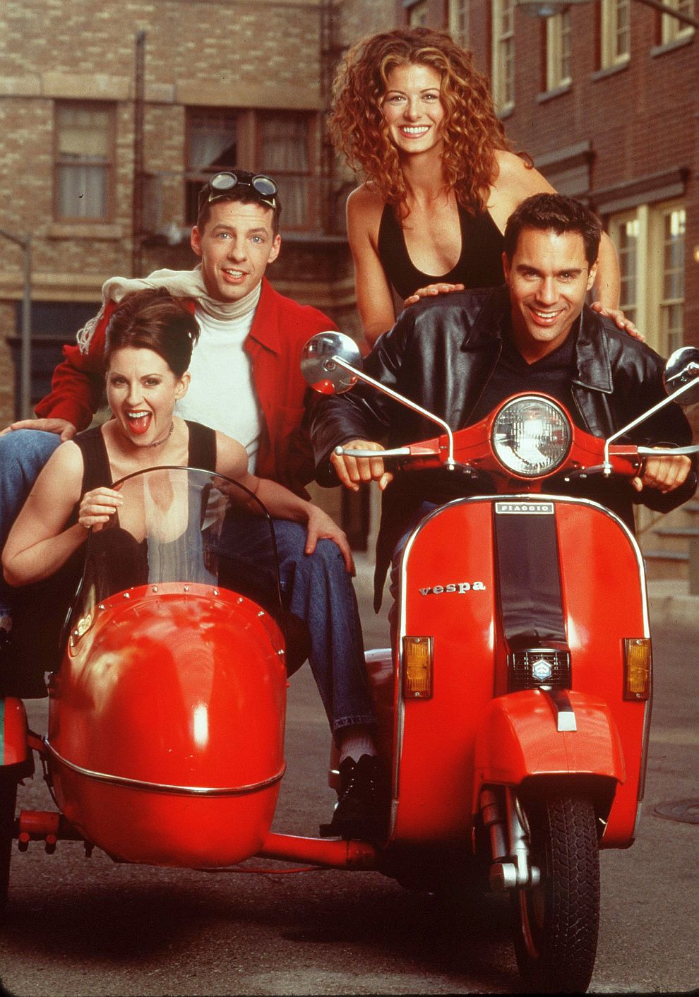 Меган Мулали, Шон Хейс, Дебра Месинг и Ерик Маккормак в сериала „Уил и Грейс“ през 1999 година