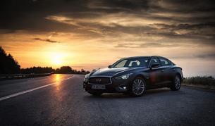 Infiniti Q50 Hybrid е на легален допинг (тест драйв)