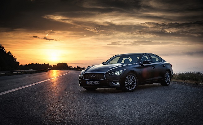 Infiniti Q50 Hybrid е на легален допинг (тест драйв)