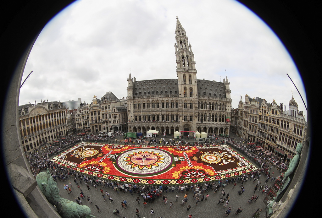 Цветен килим - 1800 квадратни метра на тема "Гуанахуато, културна гордост на Мексико" на централният площад Гран Плас в Брюксел, Белгия. Цветният килим е направен с над 500 000 далии и бегонии