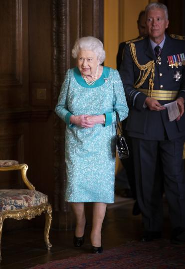 <p>Тъй като задълженията не са ѝ позволявали&nbsp;да каже, че е уморена и не може да върви повече, някой друг обикновено разтъпква обувките на Елизабет II. Това споделя&nbsp;дизайнерът Стюарт Парвин в интервю за Evening Standard, където става още ясно, че член на персонала носи чифт бежови чорапи, докато буквално е вървял&nbsp;в обувките на кралицата. Така, когато е настъпвал моментът да ги носи, те вече са достатъчно удобни.</p>