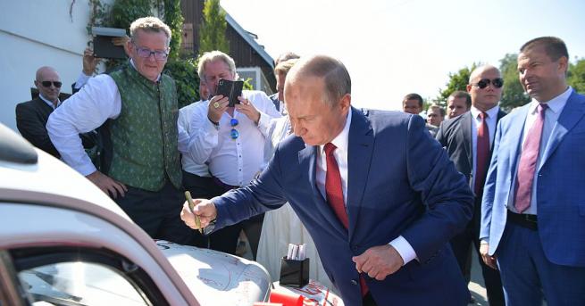 Руският президент Владимир Путин е подарил на австрийската външна министърка