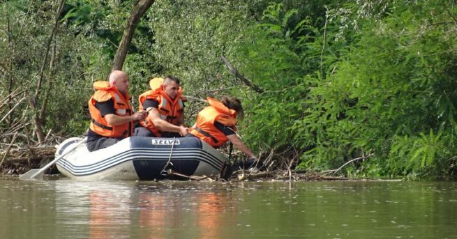 Пожарникари от Маджарово спасиха двама мъже и шест деца попаднали