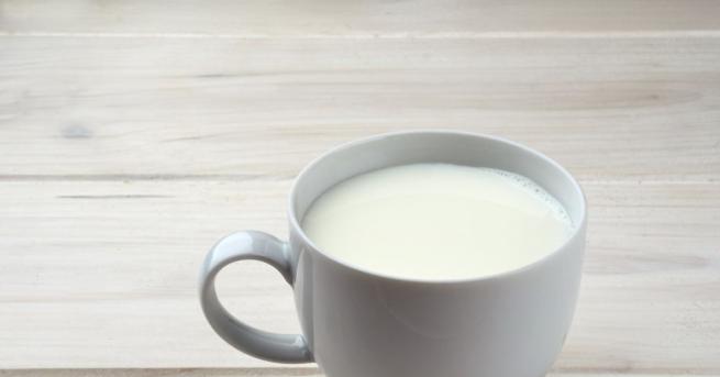 Всекидневна чаша прясно мляко на закуска може да държи настрана
