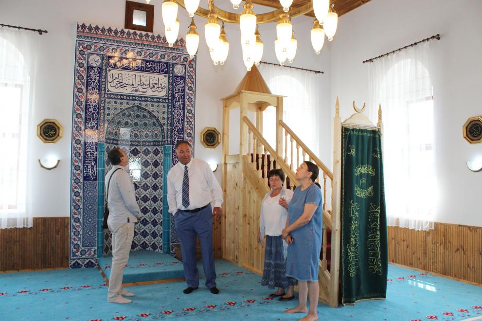 Областният управител посети джамия и параклис