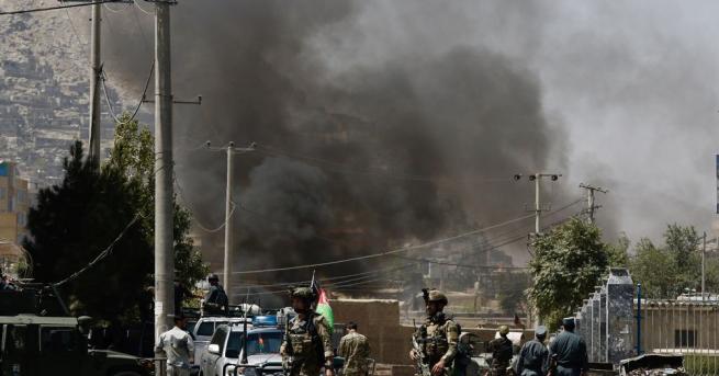 Президентският дворец в афганистанската столица Кабул бе подложен на ракетен