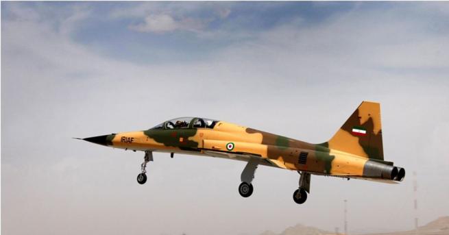 Иран който организира военен парад в Техеран представи първия си