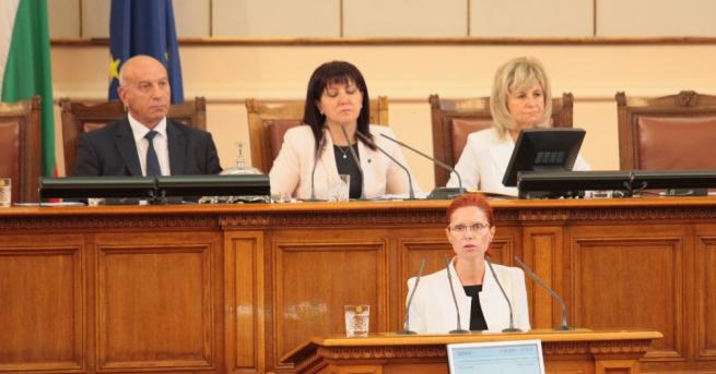 Ралица Агайн подаде оставка ОБЗОР В рамките на извънредното заседание