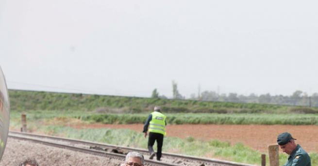 Пътнически влак се вряза в камион в испанската провинция Малага