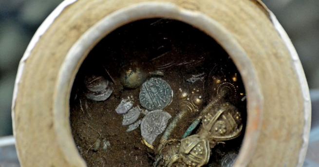 Съкровище в крепостта Калиакра откриха археолози в малко глинено