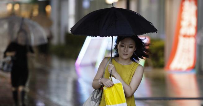 Мощен тайфун се насочва към Западна Япония Метеоролозите и властите