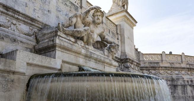 Полицията в Рим издирва двама туристи за разсъбличане в центъра