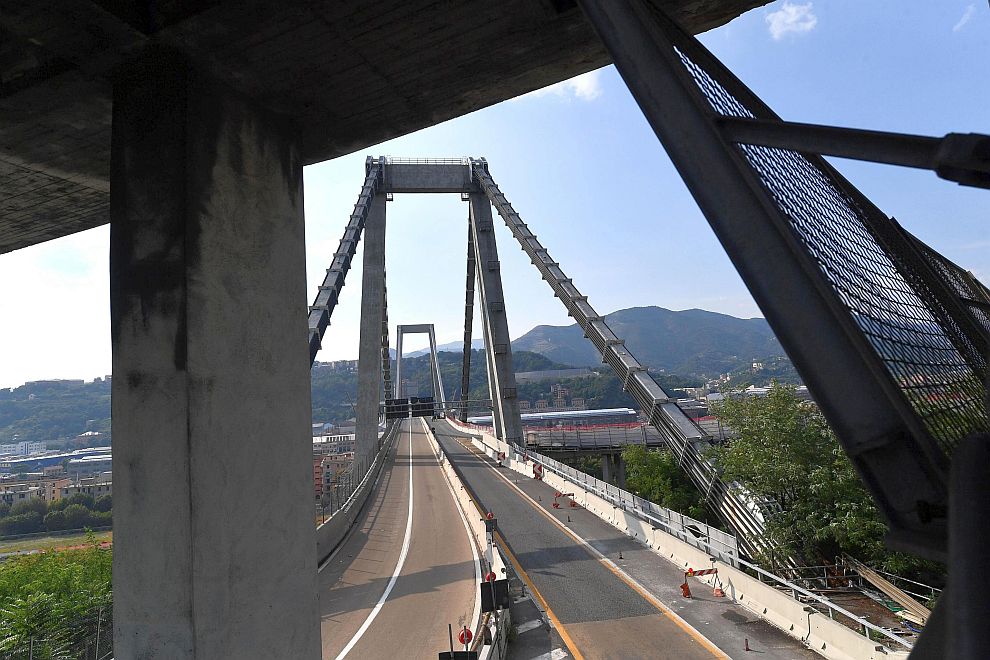 Мостът Моранди, който беше част от автомагистрала, свързваща източната и западната част на Генуа, рухна на 14 август