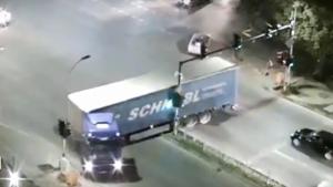 ТИР прави обратен завой на варненски булевард и помита светофар
