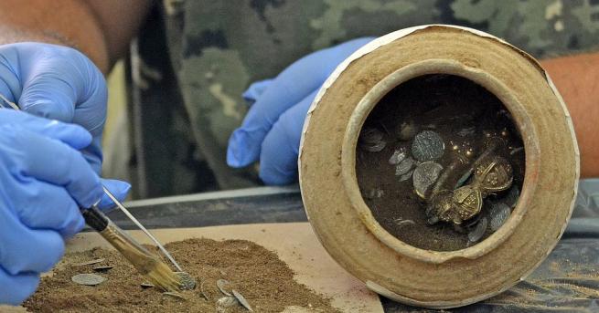 Част от монетите, които археолози откриха в гърне в крепостта