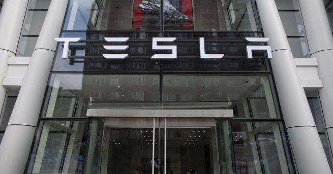 Производителят на електромобили Тесла Tesla остава на борсата след като