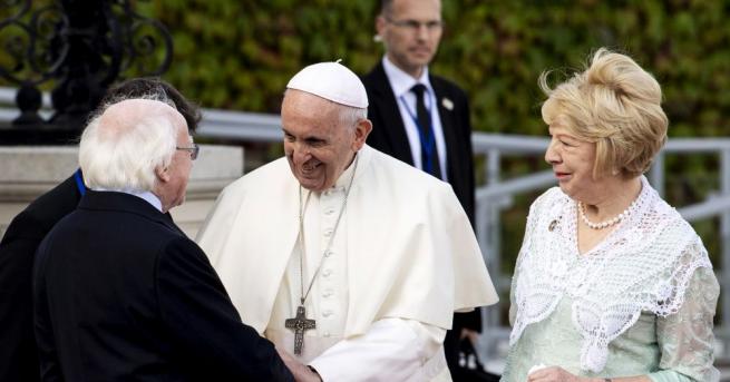 Папа Франциск се срещна с осем ирландски жертви на посегателства