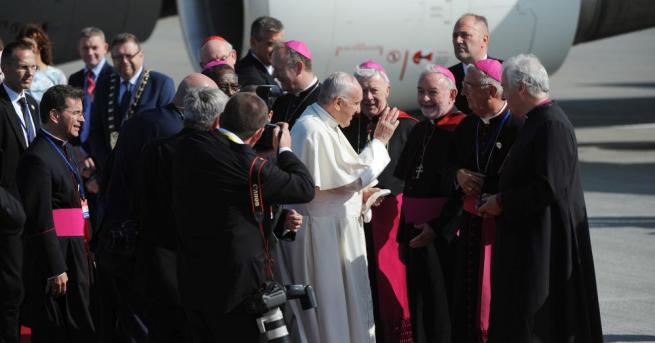 Папа Франциск пристигна в Ирландия предадоха световните агенции Това е