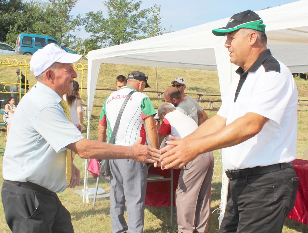 На турнир по борба почетоха 50 години треньорска дейност на наставник от Цар Калоян