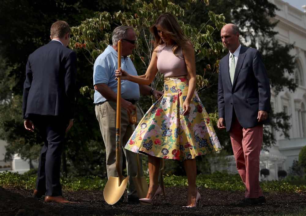 Мелания Тръмп ослепителна, докато засажда дръвче в градината на Белия дом