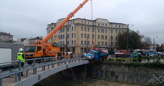 Камион е катастрофирал и е надвиснал над река Владайска при Лъвов