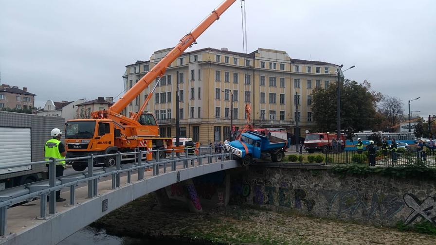 Камион надвисна над реката при Лъвов мост (СНИМКИ/ВИДЕО)