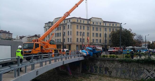 Камион ЗИЛ надвисна над Владайска река в центъра на София