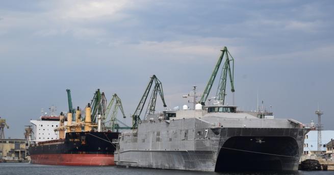 За първи път във Варна акостира щатски военен катамаран Транспортният