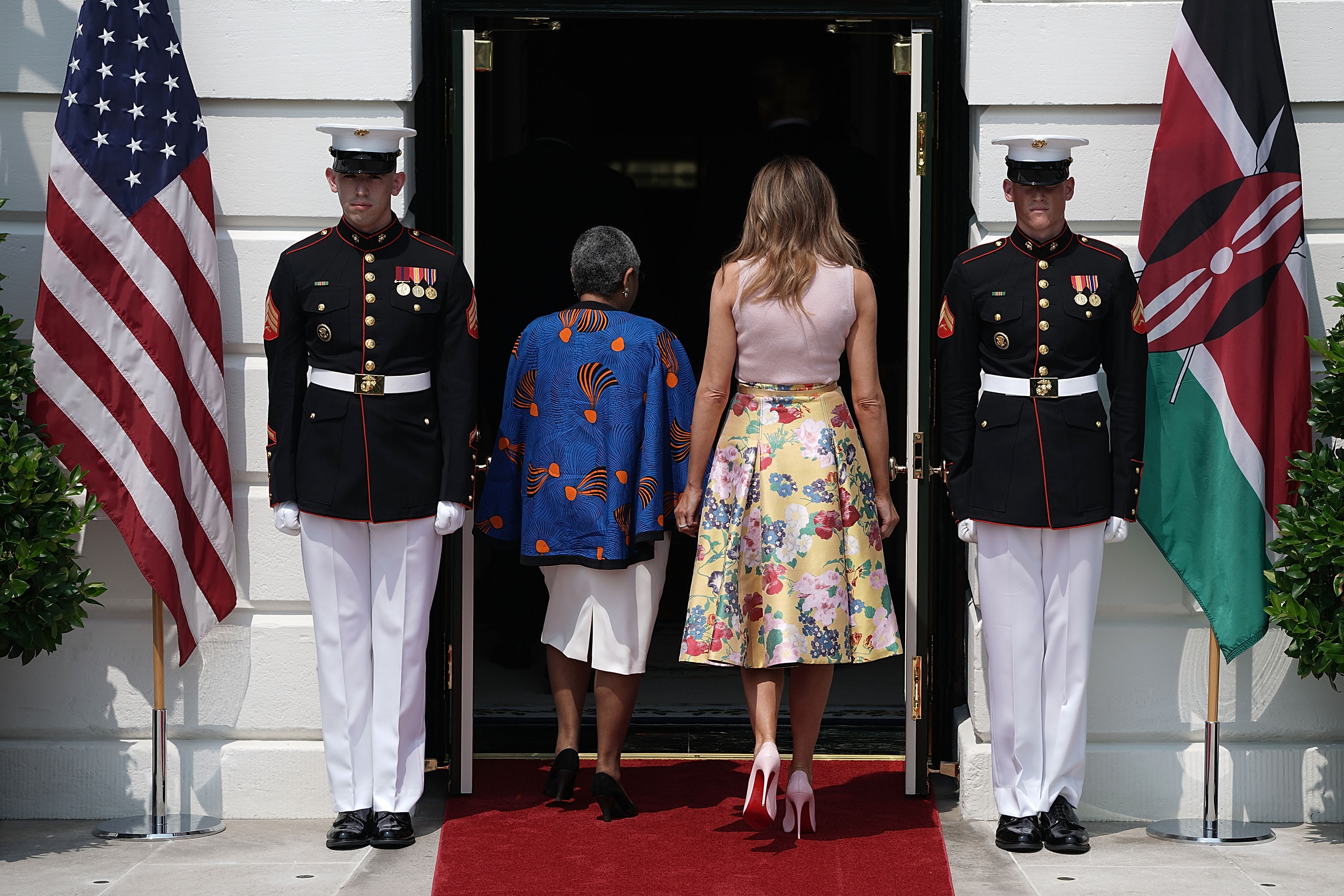 Първата дама на САЩ винаги е давана като добър пример за модерна и елегантна жена, която умело съчетава цветове и стилове. Съпругата на Доналд Тръмп не за първи път влиза в полезрението на модните критици със своите смели комбинации. Този път с една пола и нейната цена. Доналд и Мелания Тръмп посрещнаха в Белия дом президента на Кения Ухуру Кенята и неговата съпруга. Първата дама на САЩ бе заложила на любимия си тип поли с висока талия и във флорални мотиви. Прави впечатление, че през лято 2018 г. Мелания доста често залага на подобен тип поли и рокли, когато посреща важни гости в Белия дом. Полата на Мелания е на марката Valentino, чиято цена е близо 4 хил. долара, като в момента тя е намалена на 1185 долара.