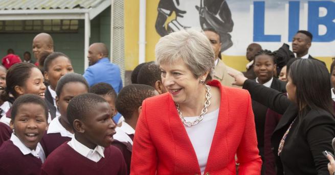 Британският премиер Тереза Мей бе на визита в начално училище