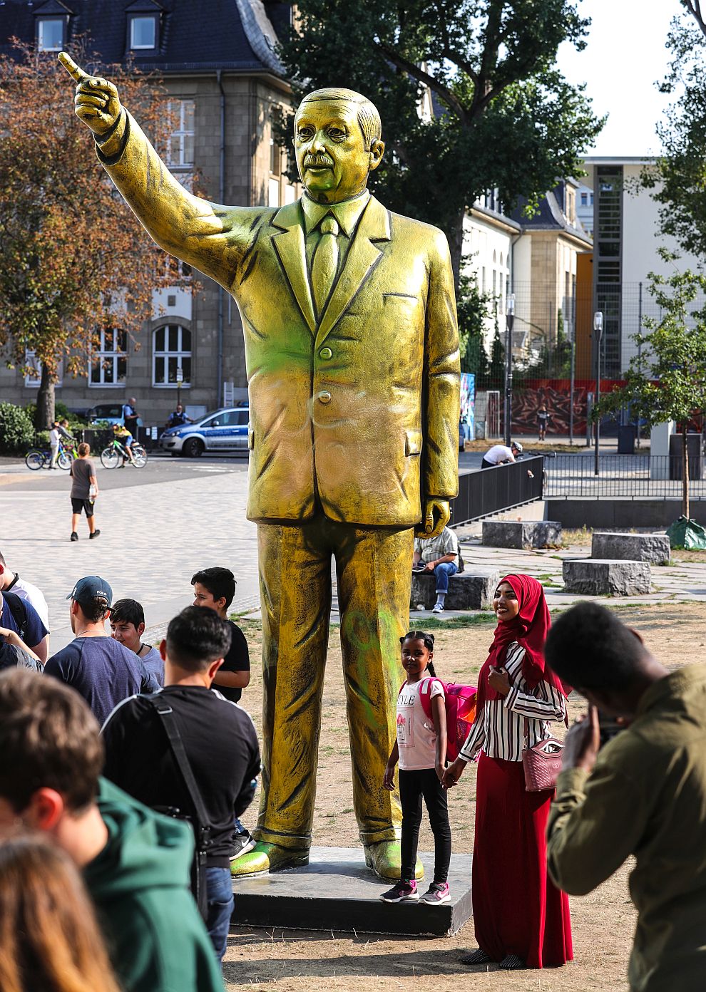 Четириметровата златна статуя на турския президент разгневи много жители на германския град Висбаден