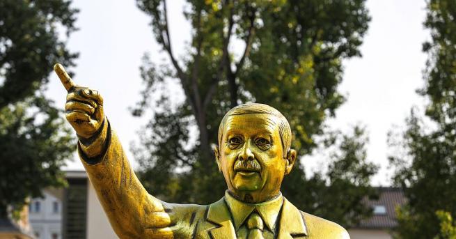 Отстраниха четириметровата златна статуя на турския президент Реджеп Тайип Ердоган