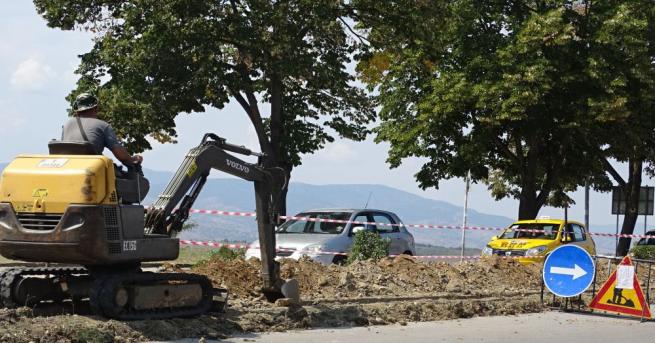 Микробус Нисан падна в ров копан за минералната вода която