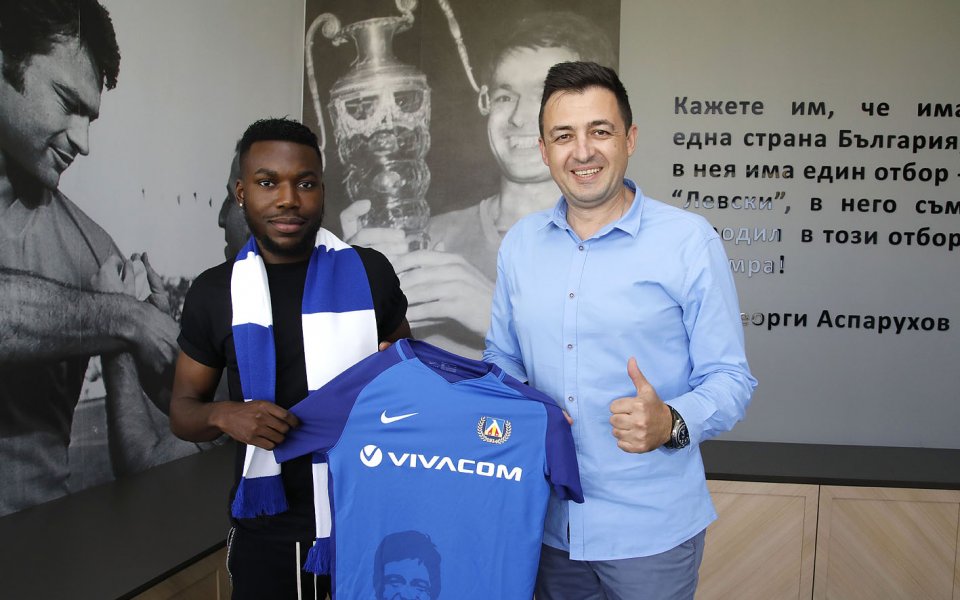 Френският бранител Луи Нганиони ще изкара пробен период в Левски