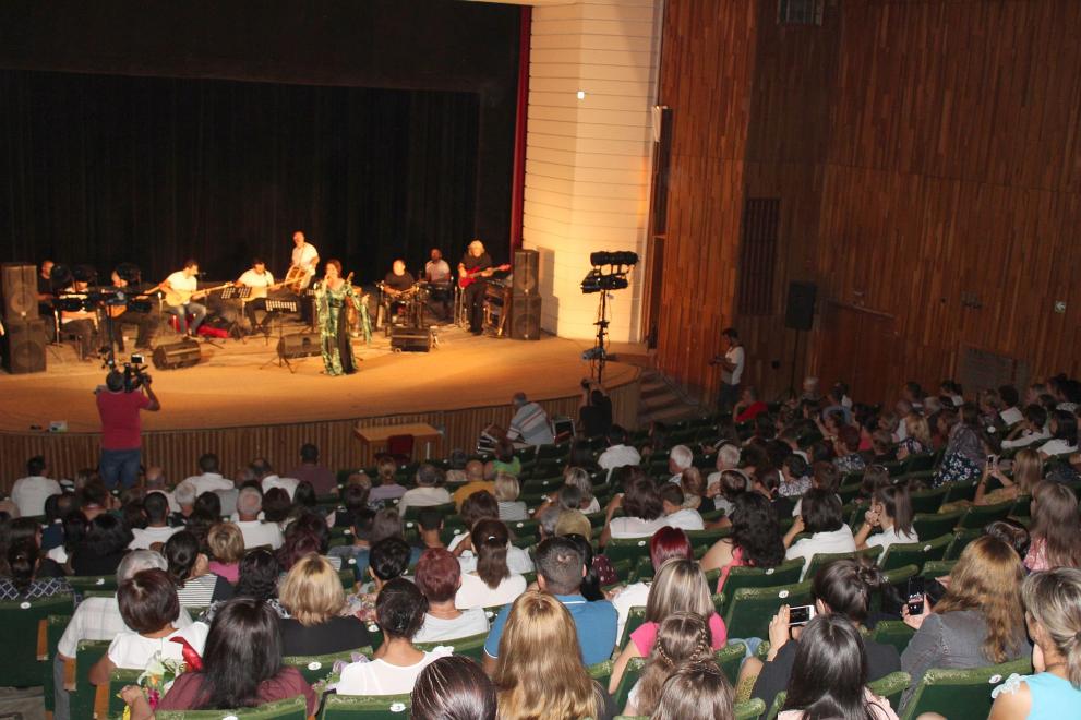 Пълна зала в Исперих за концерт на турска изпълнителка и Сцена "Назъм Хикмет"