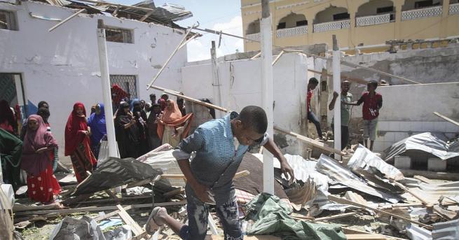 Най малко трима души са загинали включително дете при самоубийствен атентат