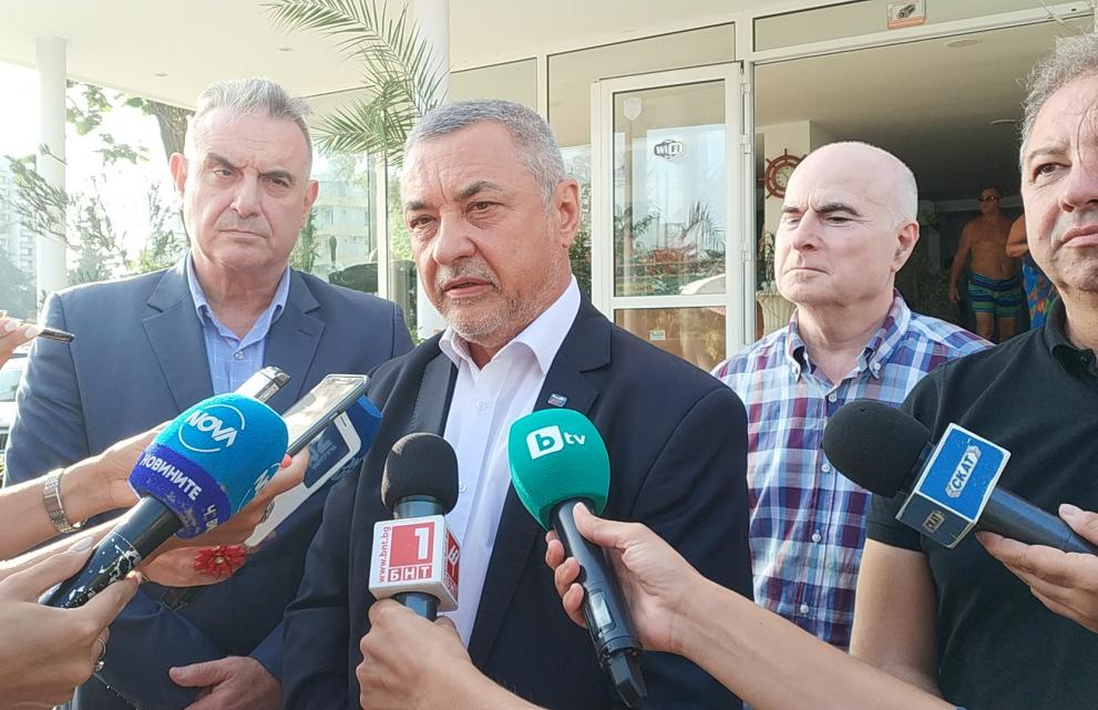 "Ние получаваме повече нападки и атаки от нашите от нашите коалиционни партньори, отколкото от основния си политически опонент ДПС", каза вицепремиерът Валери Симеонов.