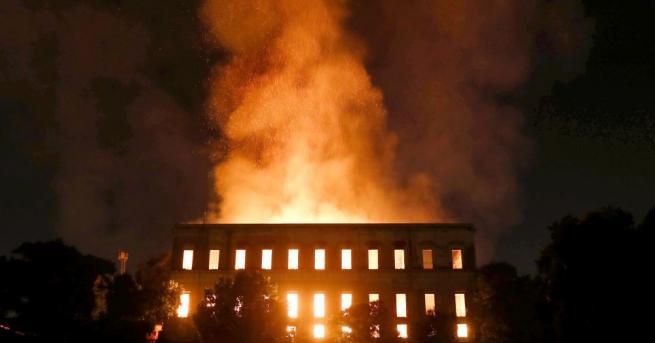 Огромен пожар опустоши прочутия Национален музей на Рио де Жанейро